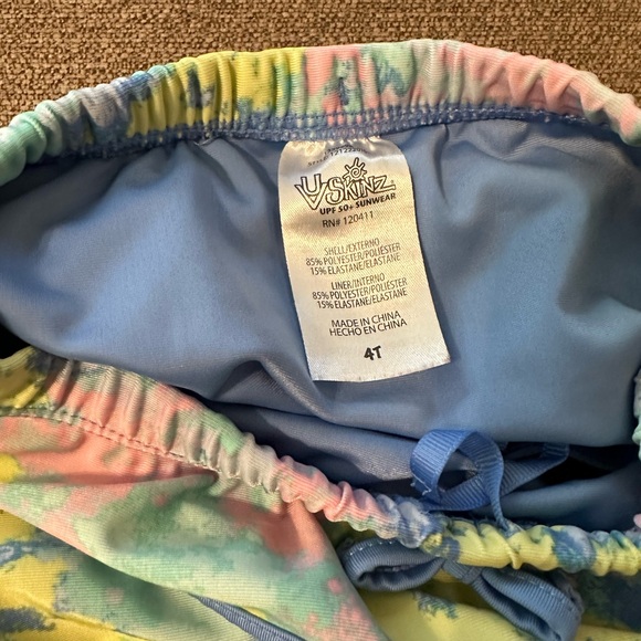 Girls rashguard set, 4T. Hat included. - Picture 4 of 4